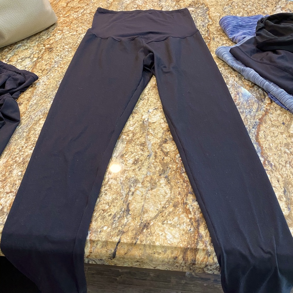 Set of 5 pair of Felina maternity leggings -black size small
